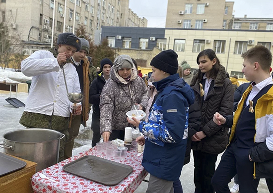 Волгоградских лицеистов мотострелки накормили 